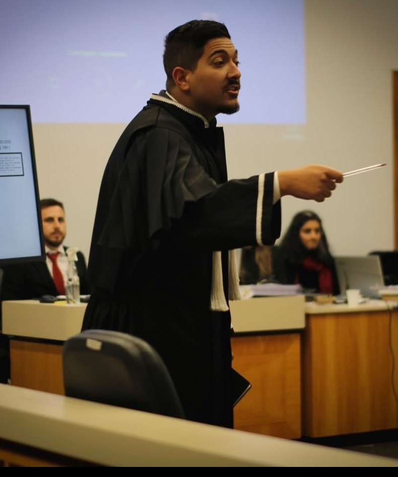 Dr. Lucas Fortunato em atuação no plenário do Tribunal do Júri